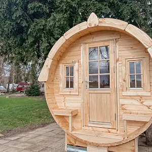 Campsite Wiesenhaus Wohnen Im Schlaffass, Cologne